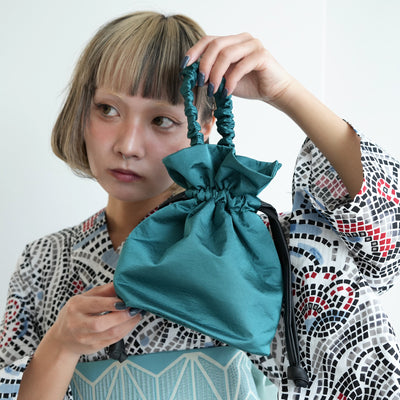 【巾着バッグ utatane ギャザーハンドル レザー調コード グリーン】ミニバッグ 普段使いや袴（はかま）、浴衣にも合わせやすいバッグ（5374606100）