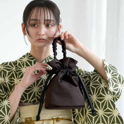 【巾着バッグ utatane ギャザーハンドル レザー調コード ブラウン】ミニバッグ 普段使いや袴（はかま）、浴衣にも合わせやすいバッグ（5374606200）