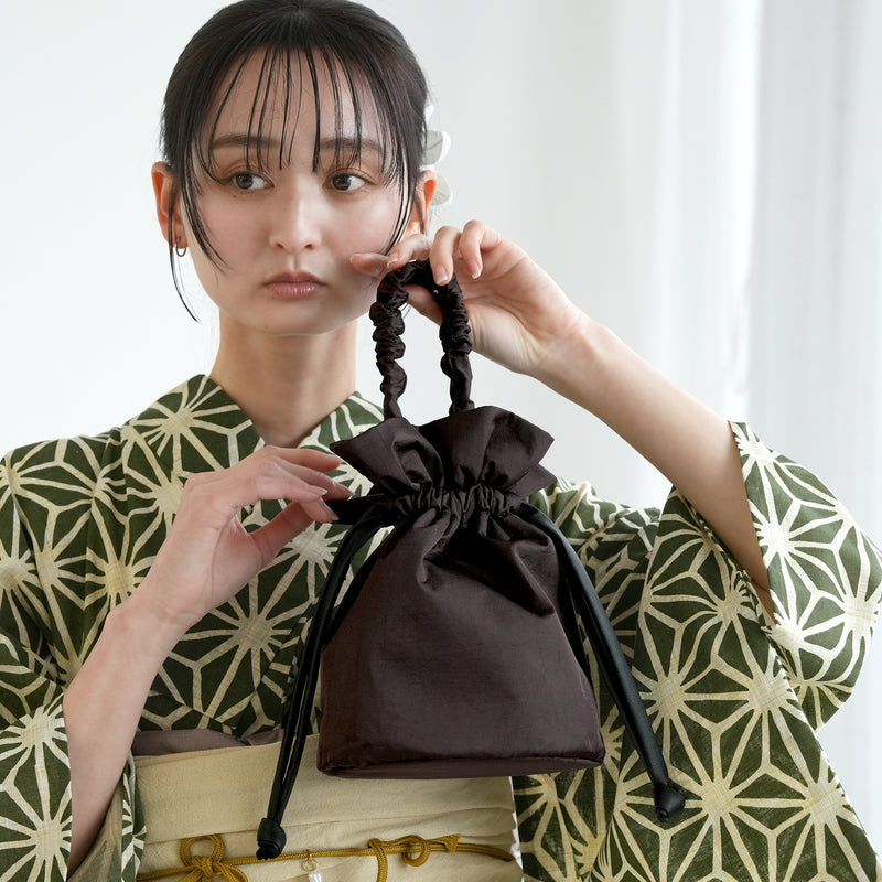 【巾着バッグ utatane ギャザーハンドル レザー調コード ブラウン】ミニバッグ 普段使いや袴（はかま）、浴衣にも合わせやすいバッグ（5374606200）