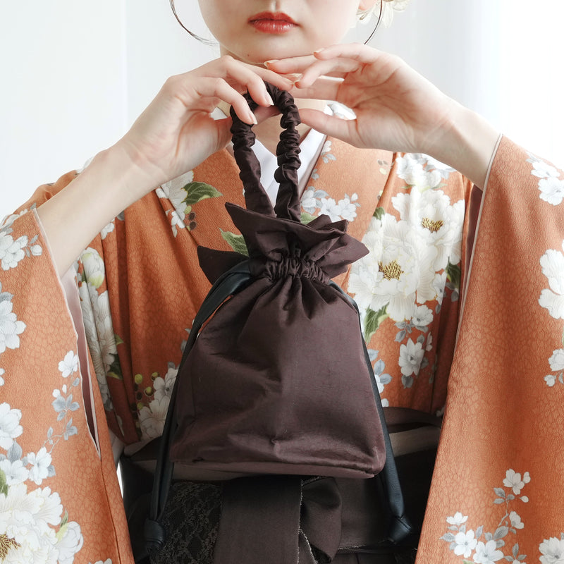 【巾着バッグ utatane ギャザーハンドル レザー調コード ブラウン】ミニバッグ 普段使いや袴（はかま）、浴衣にも合わせやすいバッグ（5374606200）