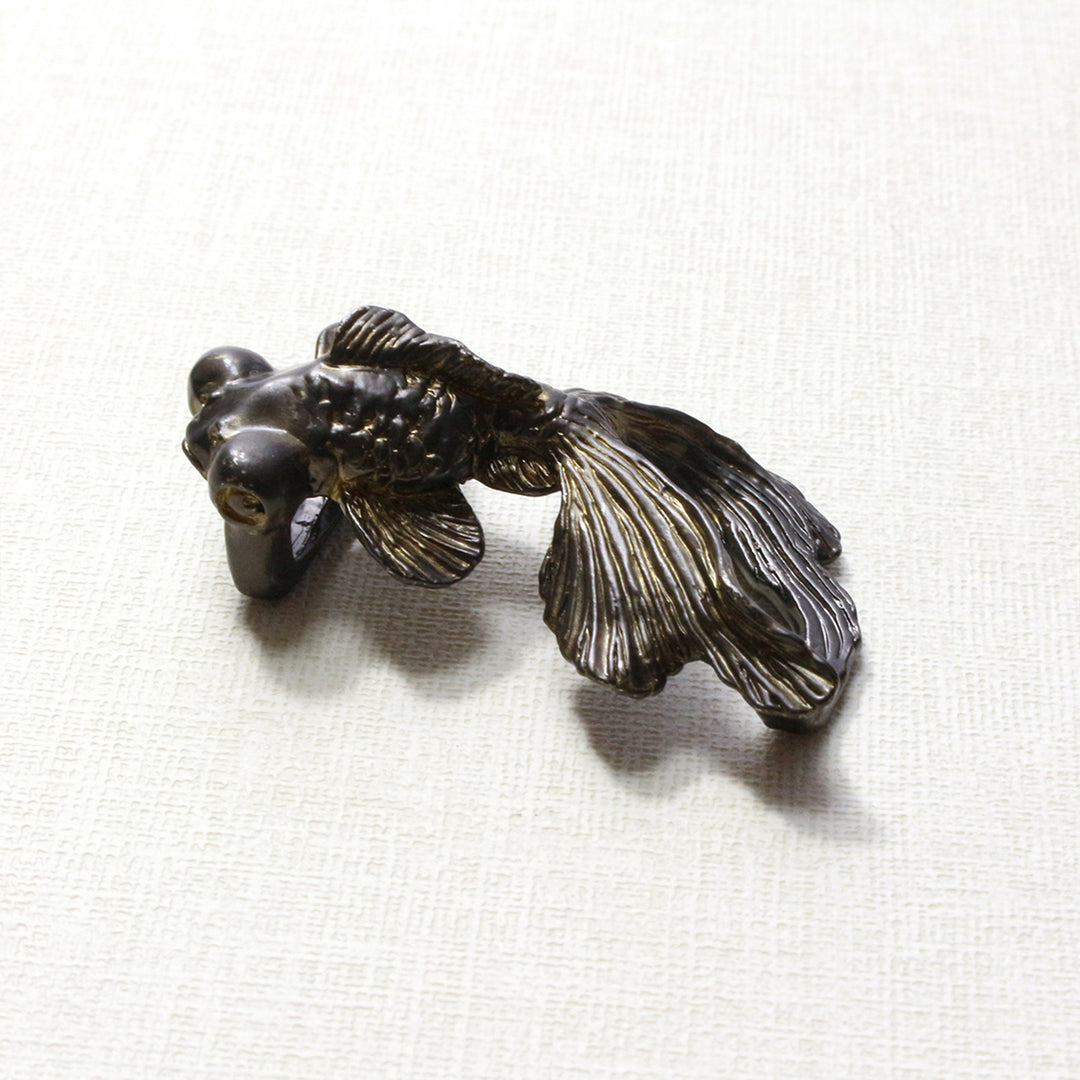 琉球帯留め 琉球紅型の鮮やかな配色「 紅型風熱帯魚の帯留め