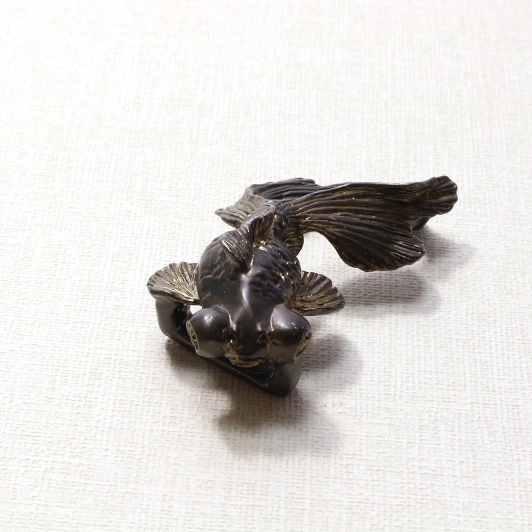 琉球帯留め 琉球紅型の鮮やかな配色「 紅型風熱帯魚の帯留め