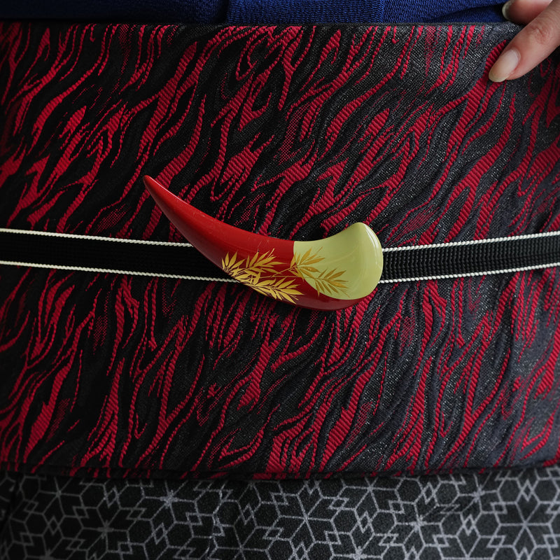 【帯留め 蒔絵 赤つの 金笹】日本製 帯小物 和風 ハンドメイド 三分紐/四分紐に 帯締めのアンティークなアクセント（5408624200）