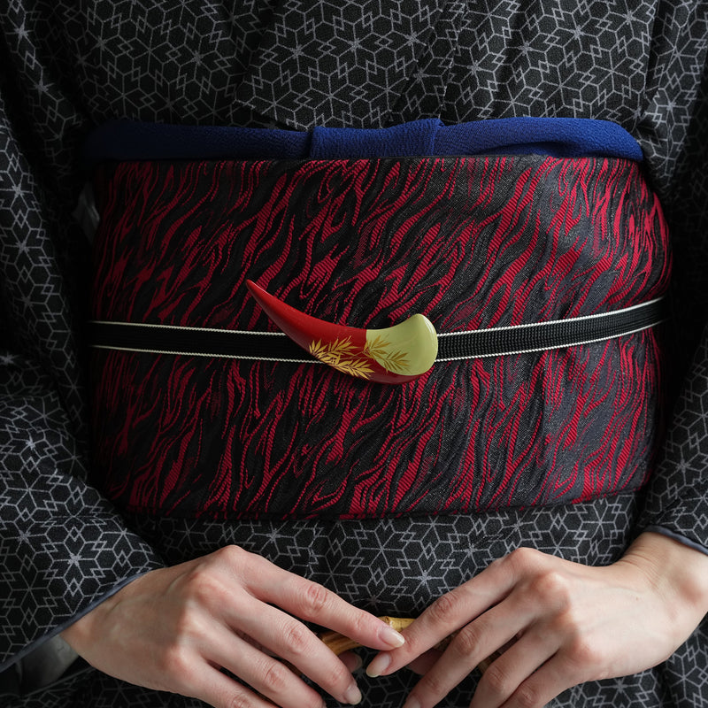 【帯留め 蒔絵 赤つの 金笹】日本製 帯小物 和風 ハンドメイド 三分紐/四分紐に 帯締めのアンティークなアクセント（5408624200）