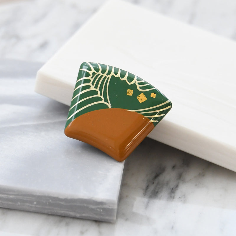 【帯留め 蒔絵 緑扇　銀波】日本製 帯小物 和風 ハンドメイド 三分紐/四分紐に 帯締めのアンティークなアクセント（5408624700）