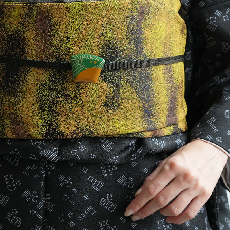 【帯留め 蒔絵 緑扇　銀波】日本製 帯小物 和風 ハンドメイド 三分紐/四分紐に 帯締めのアンティークなアクセント（5408624700）