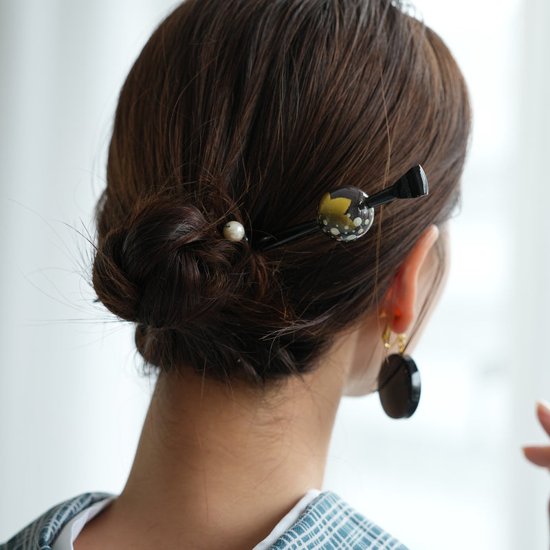【髪飾り 蒔絵かんざし 紅葉・黒】玉かんざし 簪 ヘアアクセサリー  日本製 浴衣や成人式振袖、卒業式袴や普段のヘアアレンジにも（5432631500）