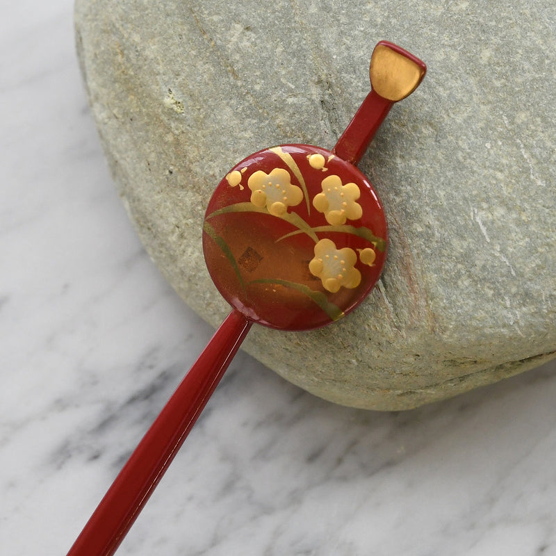 【髪飾り 蒔絵かんざし レトロ梅・赤】平打ちかんざし 簪 ヘアアクセサリー  日本製 浴衣や成人式振袖、卒業式袴や普段のヘアアレンジにも（5432632200）