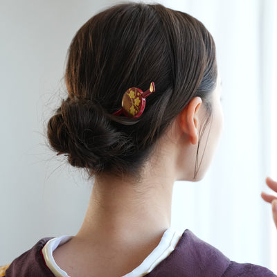 【髪飾り 蒔絵かんざし レトロ梅・赤】平打ちかんざし 簪 ヘアアクセサリー  日本製 浴衣や成人式振袖、卒業式袴や普段のヘアアレンジにも（5432632200）