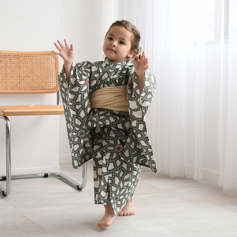 【utatane kids 高級変わり織 子供浴衣3点セット（ゆかた・帯・下駄）女の子 グリーンの広がる菊】 国産生地 国内染色 （6510235501）