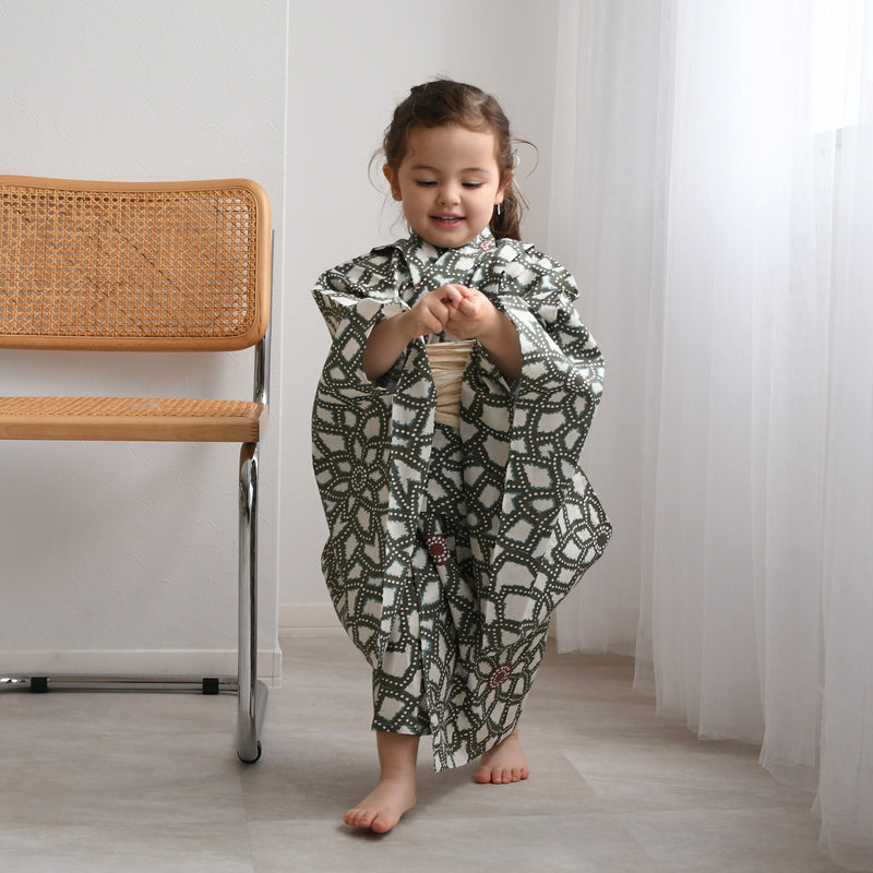 【utatane kids 高級変わり織 子供浴衣3点セット（ゆかた・帯・下駄）女の子 グリーンの広がる菊】 国産生地 国内染色 （6510235501）