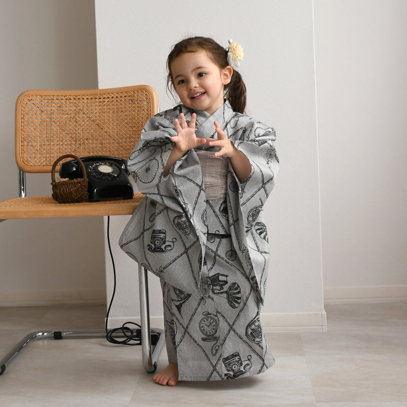 【ニコアンティーク kids 高級変わり織 子供浴衣3点セット（ゆかた・帯・下駄）女の子 ダイヤグレーにブロカント】 国産生地 国内染色 （6510238601）