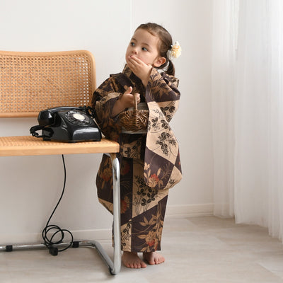 【ニコアンティーク kids 高級変わり織 子供浴衣3点セット（ゆかた・帯・下駄）女の子 珈琲色の変わり市松と小菊】 国産生地 国内染色 （6510239601）