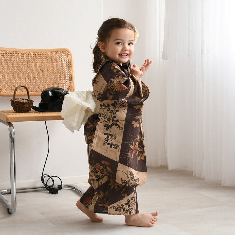 【ニコアンティーク kids 高級変わり織 子供浴衣3点セット（ゆかた・帯・下駄）女の子 珈琲色の変わり市松と小菊】 国産生地 国内染色 （6510239601）