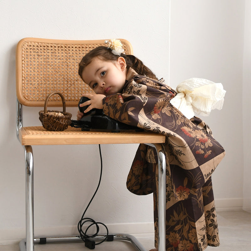 【ニコアンティーク kids 高級変わり織 子供浴衣3点セット（ゆかた・帯・下駄）女の子 珈琲色の変わり市松と小菊】 国産生地 国内染色 （6510239601）