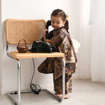 【ニコアンティーク kids 高級変わり織 子供浴衣3点セット（ゆかた・帯・下駄）女の子 珈琲色の変わり市松と小菊】 国産生地 国内染色 （6510239601）