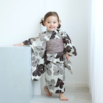 【ひよこ商店 kids 高級変わり織 子供浴衣3点セット（ゆかた・帯・下駄）女の子 モノクロ椿モザイク】 国産生地 国内染色 （6510240501）
