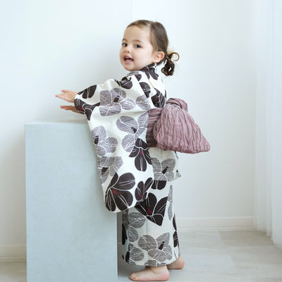 【ひよこ商店 kids 高級変わり織 子供浴衣3点セット（ゆかた・帯・下駄）女の子 モノクロ椿モザイク】 国産生地 国内染色 （6510240501）