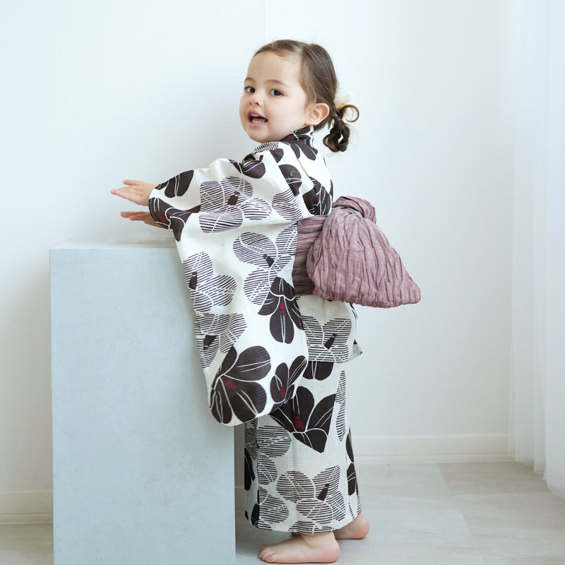 【ひよこ商店 kids 高級変わり織 子供浴衣3点セット（ゆかた・帯・下駄）女の子 モノクロ椿モザイク】 国産生地 国内染色 （6510240501）