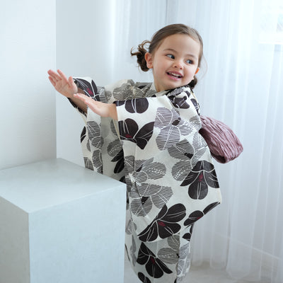 【ひよこ商店 kids 高級変わり織 子供浴衣3点セット（ゆかた・帯・下駄）女の子 モノクロ椿モザイク】 国産生地 国内染色 （6510240501）
