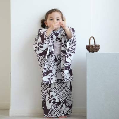 【ひよこ商店 kids 高級変わり織 子供浴衣3点セット（ゆかた・帯・下駄）女の子 黒葡萄色の絞り柄てふてふ】 国産生地 国内染色 （6510241201）