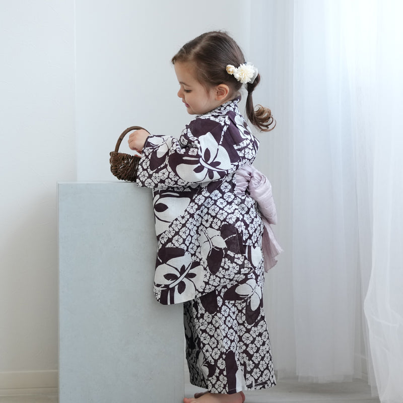 【ひよこ商店 kids 高級変わり織 子供浴衣3点セット（ゆかた・帯・下駄）女の子 黒葡萄色の絞り柄てふてふ】 国産生地 国内染色 （6510241201）