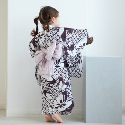 【ひよこ商店 kids 高級変わり織 子供浴衣3点セット（ゆかた・帯・下駄）女の子 黒葡萄色の絞り柄てふてふ】 国産生地 国内染色 （6510241201）
