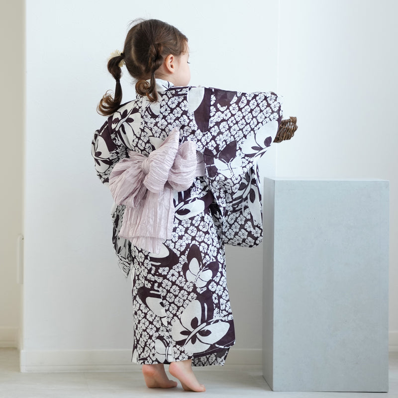 【ひよこ商店 kids 高級変わり織 子供浴衣3点セット（ゆかた・帯・下駄）女の子 黒葡萄色の絞り柄てふてふ】 国産生地 国内染色 （6510241201）