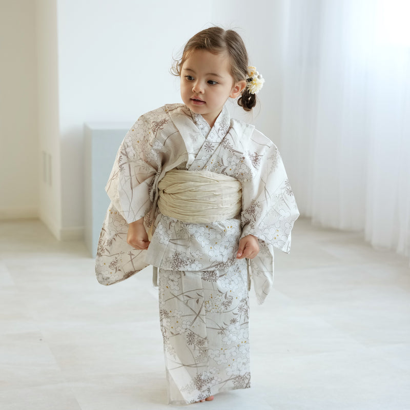 【ひよこ商店 kids 高級変わり織 子供浴衣3点セット（ゆかた・帯・下駄）女の子 ベージュに紫陽花のブーケ】 国産生地 国内染色 （6510241301）