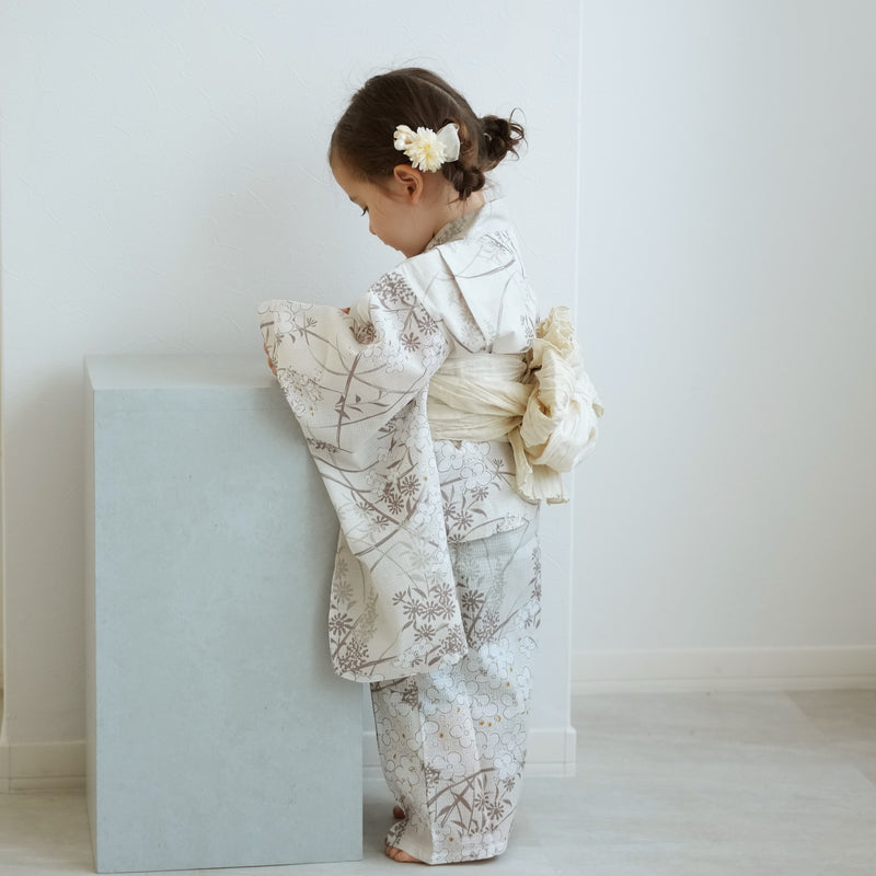 【ひよこ商店 kids 高級変わり織 子供浴衣3点セット（ゆかた・帯・下駄）女の子 ベージュに紫陽花のブーケ】 国産生地 国内染色 （6510241301）