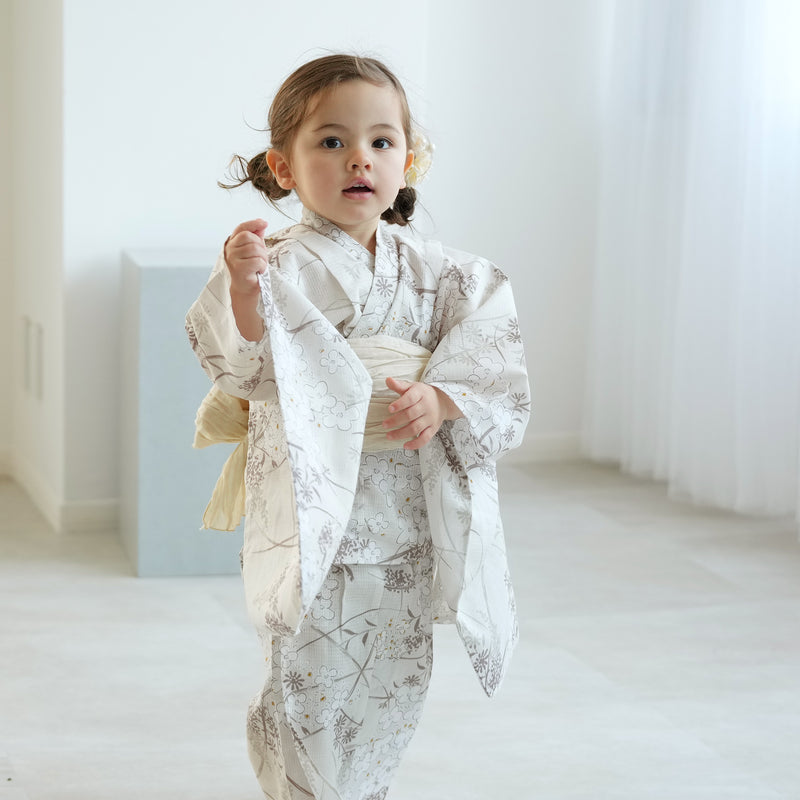 【ひよこ商店 kids 高級変わり織 子供浴衣3点セット（ゆかた・帯・下駄）女の子 ベージュに紫陽花のブーケ】 国産生地 国内染色 （6510241301）