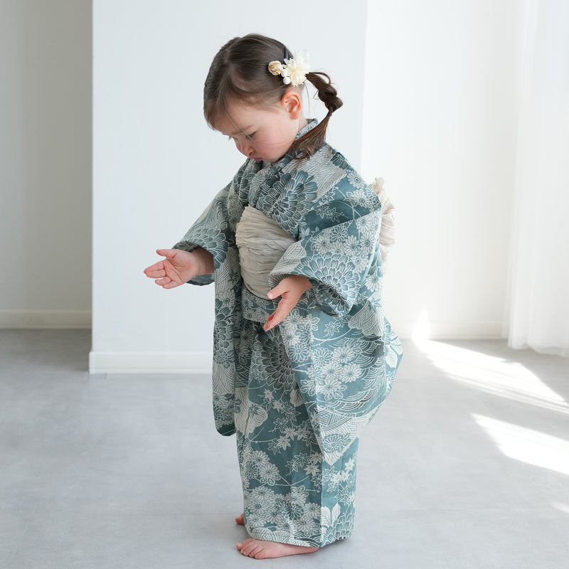 【ひよこ商店 kids 高級変わり織 子供浴衣3点セット（ゆかた・帯・下駄）女の子 青碧色に菊爛漫】 キッズ浴衣 国産生地 国内染色 （6510265401）