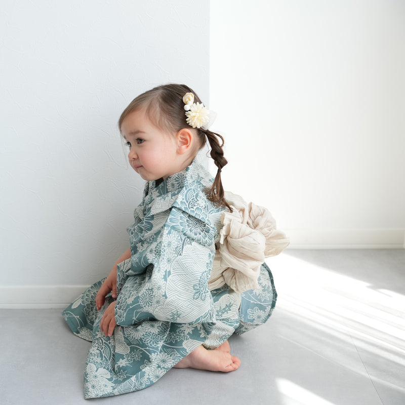 【ひよこ商店 kids 高級変わり織 子供浴衣3点セット（ゆかた・帯・下駄）女の子 青碧色に菊爛漫】 キッズ浴衣 国産生地 国内染色 （6510265401）
