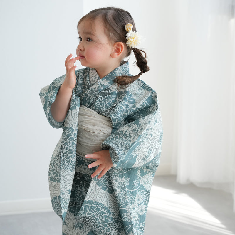 【ひよこ商店 kids 高級変わり織 子供浴衣3点セット（ゆかた・帯・下駄）女の子 青碧色に菊爛漫】 キッズ浴衣 国産生地 国内染色 （6510265401）