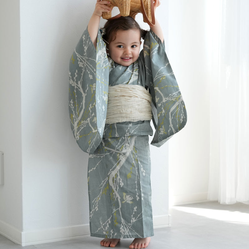 【ひよこ商店 kids 高級変わり織 子供浴衣3点セット（ゆかた・帯・下駄）女の子 浅葱鼠に飛び回る雀】 キッズ浴衣 国産生地 国内染色 （6510265501）