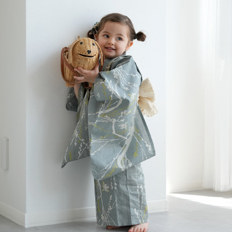 【ひよこ商店 kids 高級変わり織 子供浴衣3点セット（ゆかた・帯・下駄）女の子 浅葱鼠に飛び回る雀】 キッズ浴衣 国産生地 国内染色 （6510265501）