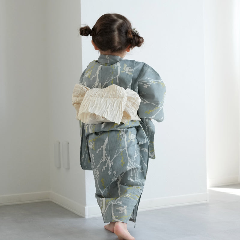 【ひよこ商店 kids 高級変わり織 子供浴衣3点セット（ゆかた・帯・下駄）女の子 浅葱鼠に飛び回る雀】 キッズ浴衣 国産生地 国内染色 （6510265501）