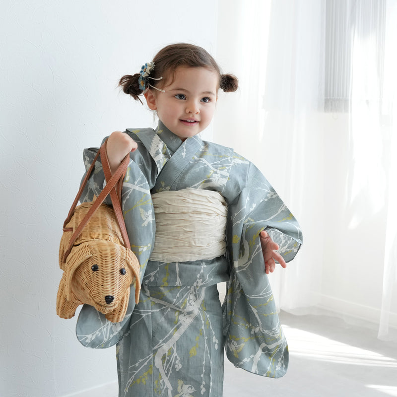 【ひよこ商店 kids 高級変わり織 子供浴衣3点セット（ゆかた・帯・下駄）女の子 浅葱鼠に飛び回る雀】 キッズ浴衣 国産生地 国内染色 （6510265501）