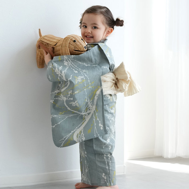 【ひよこ商店 kids 高級変わり織 子供浴衣3点セット（ゆかた・帯・下駄）女の子 浅葱鼠に飛び回る雀】 キッズ浴衣 国産生地 国内染色 （6510265501）