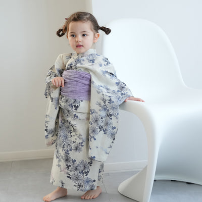 【ひよこ商店 kids 高級変わり織 子供浴衣3点セット（ゆかた・帯・下駄）女の子 きなりに青藤色の連なる小菊】 キッズ浴衣 国産生地 国内染色 （6510265601）