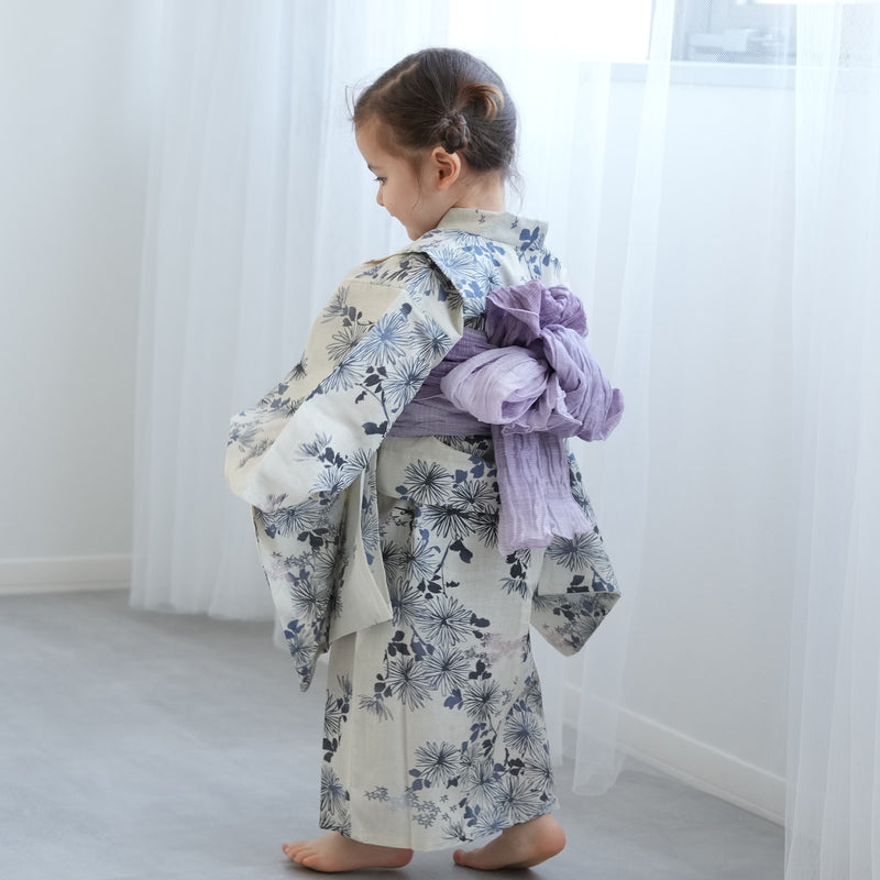 【ひよこ商店 kids 高級変わり織 子供浴衣3点セット（ゆかた・帯・下駄）女の子 きなりに青藤色の連なる小菊】 キッズ浴衣 国産生地 国内染色 （6510265601）