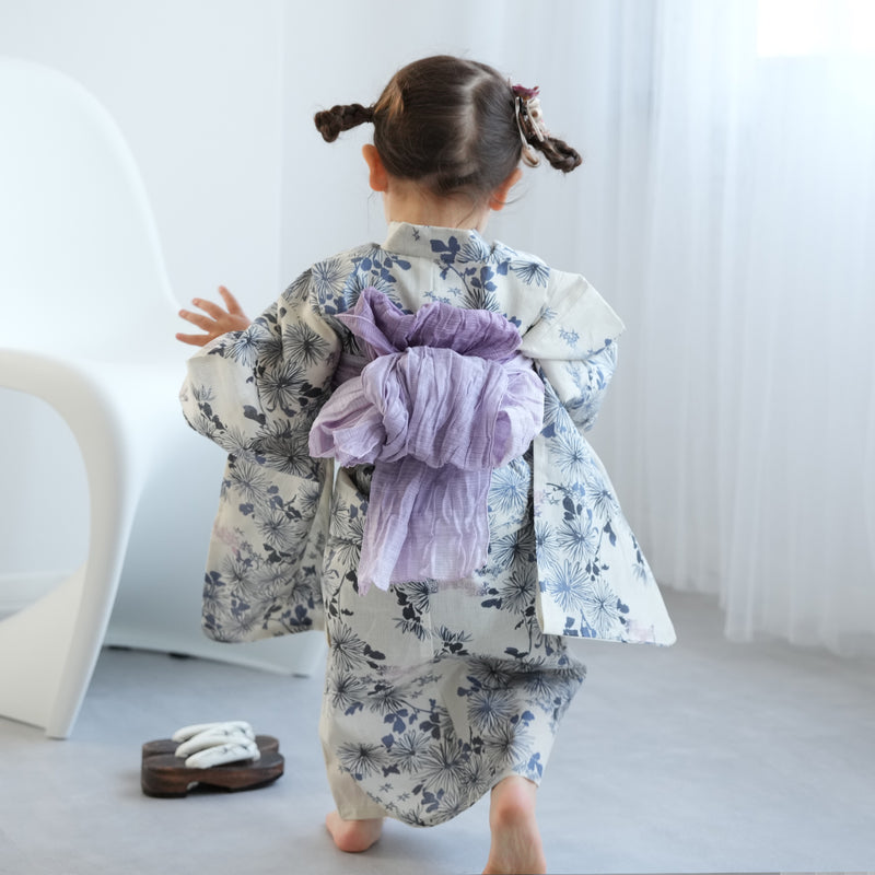 【ひよこ商店 kids 高級変わり織 子供浴衣3点セット（ゆかた・帯・下駄）女の子 きなりに青藤色の連なる小菊】 キッズ浴衣 国産生地 国内染色 （6510265601）
