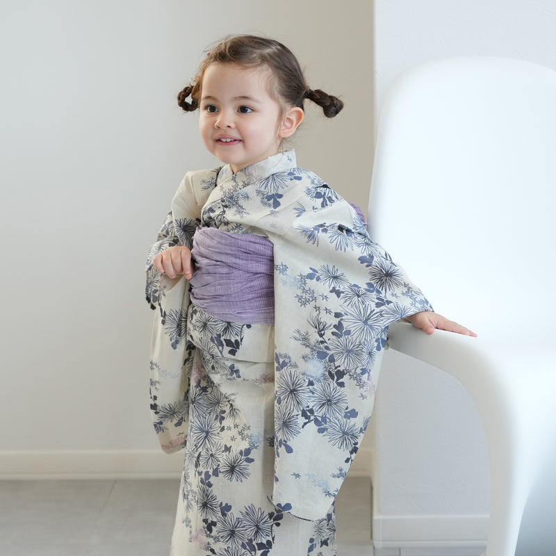 【ひよこ商店 kids 高級変わり織 子供浴衣3点セット（ゆかた・帯・下駄）女の子 きなりに青藤色の連なる小菊】 キッズ浴衣 国産生地 国内染色 （6510265601）