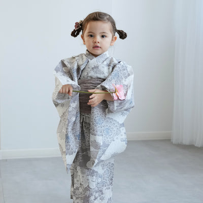 【ひよこ商店 kids 高級変わり織 子供浴衣3点セット（ゆかた・帯・下駄）女の子 銀灰色に菊爛漫】 キッズ浴衣 国産生地 国内染色 （6510265701）