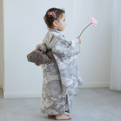 【ひよこ商店 kids 高級変わり織 子供浴衣3点セット（ゆかた・帯・下駄）女の子 銀灰色に菊爛漫】 キッズ浴衣 国産生地 国内染色 （6510265701）