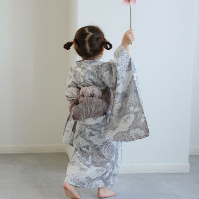 【ひよこ商店 kids 高級変わり織 子供浴衣3点セット（ゆかた・帯・下駄）女の子 銀灰色に菊爛漫】 キッズ浴衣 国産生地 国内染色 （6510265701）