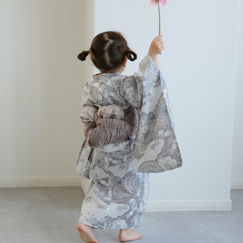 【ひよこ商店 kids 高級変わり織 子供浴衣3点セット（ゆかた・帯・下駄）女の子 銀灰色に菊爛漫】 キッズ浴衣 国産生地 国内染色 （6510265701）