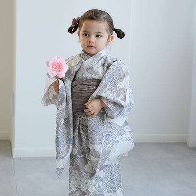 【ひよこ商店 kids 高級変わり織 子供浴衣3点セット（ゆかた・帯・下駄）女の子 銀灰色に菊爛漫】 キッズ浴衣 国産生地 国内染色 （6510265701）