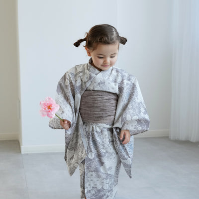 【ひよこ商店 kids 高級変わり織 子供浴衣3点セット（ゆかた・帯・下駄）女の子 銀灰色に菊爛漫】 キッズ浴衣 国産生地 国内染色 （6510265701）
