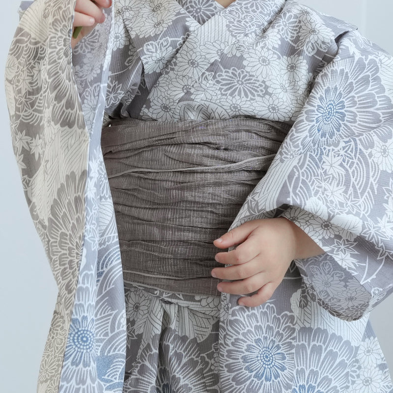 【ひよこ商店 kids 高級変わり織 子供浴衣3点セット（ゆかた・帯・下駄）女の子 銀灰色に菊爛漫】 キッズ浴衣 国産生地 国内染色 （6510265701）